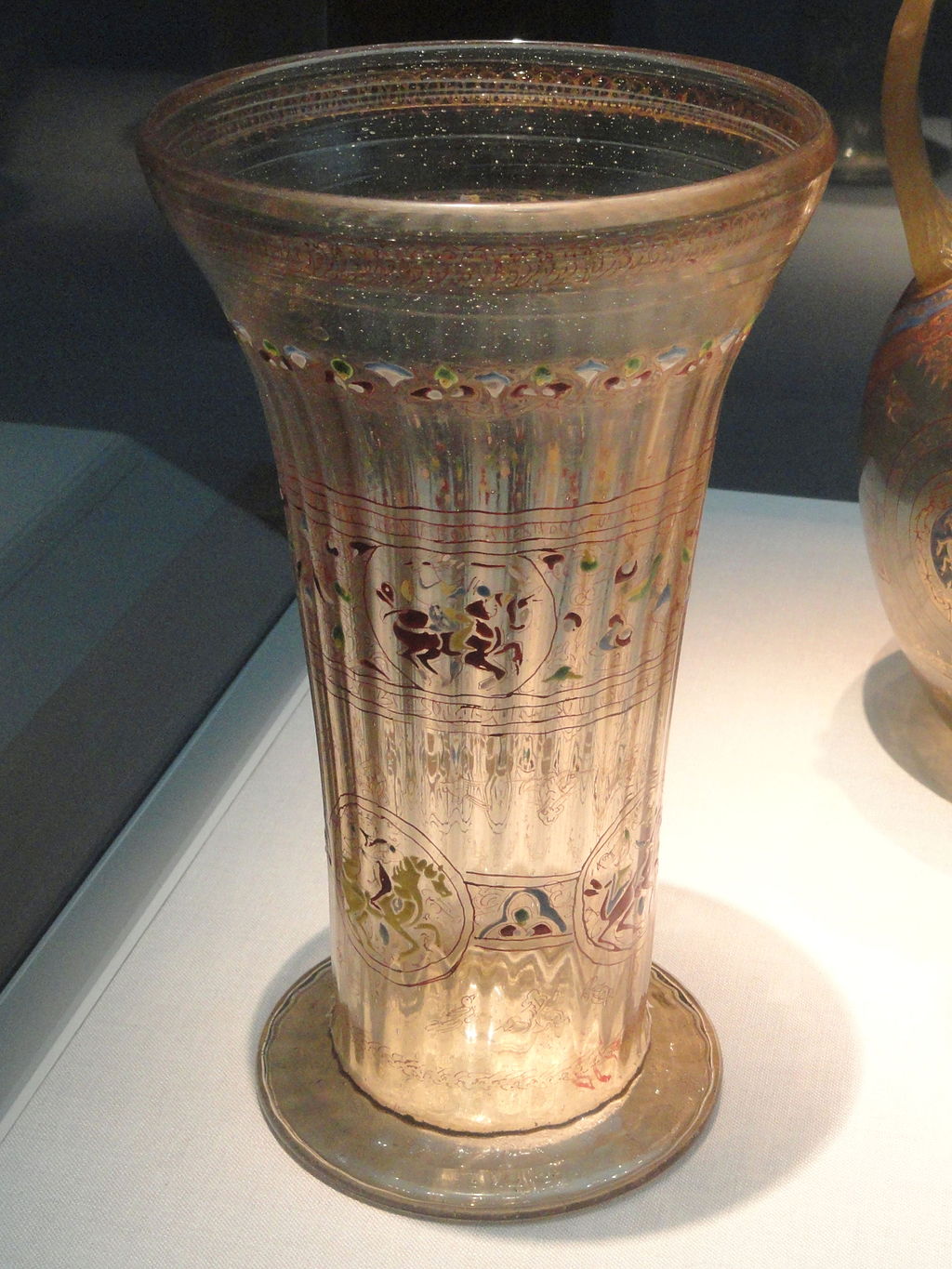 Zománcozott és aranyozott üveg serleg, Szíria, a 13. század végéről